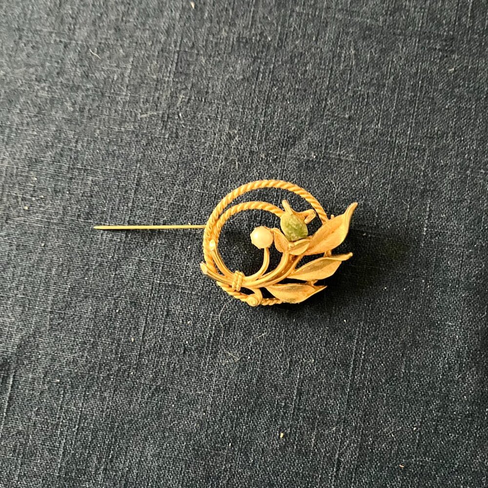 Vintage Estate Circular ‘Floral’ Gold Tone/Faux Pearl/Green Polished ‘Stone’ Pin - Picture 4 of 4
